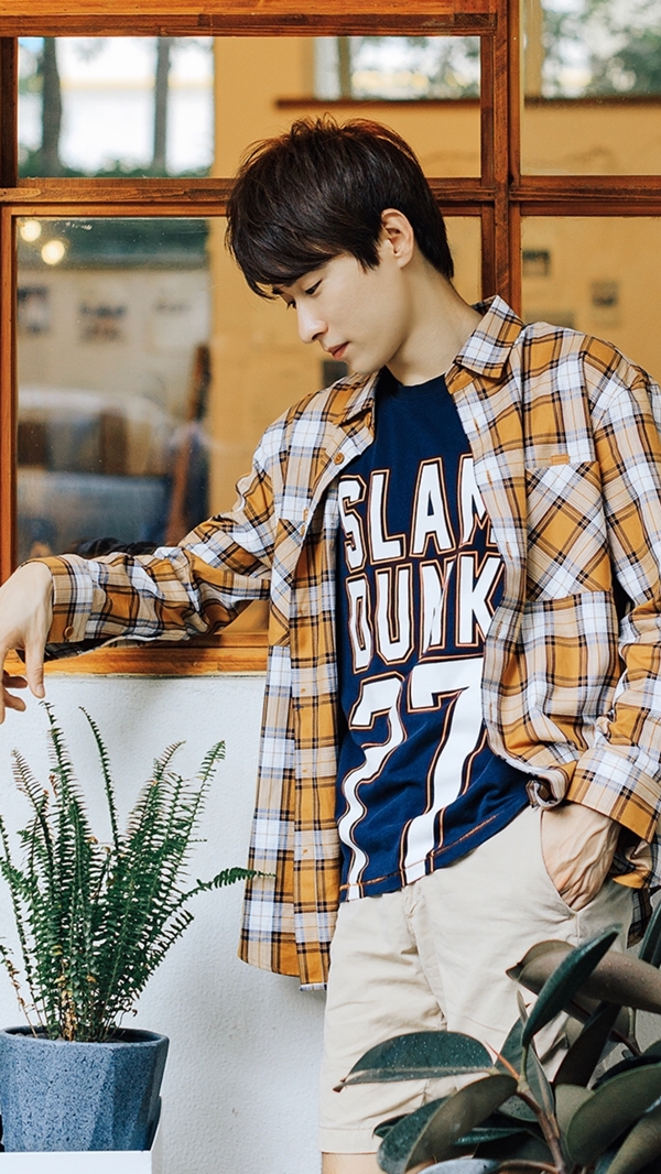 吴昊泽最新街拍曝光 酷帅拉风撩妹值爆表