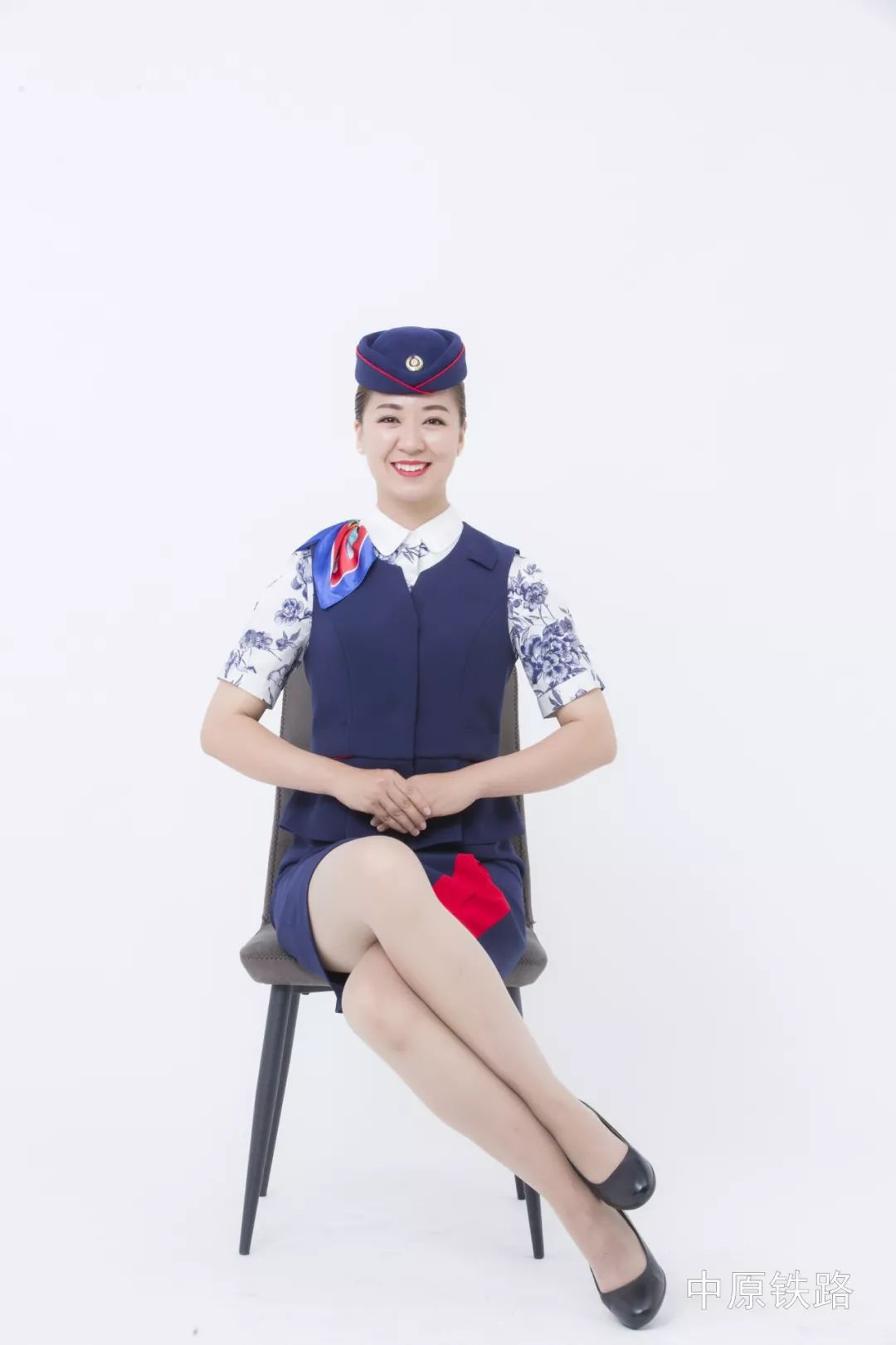 第三套高铁乘务员制服结合了中原特色为高铁乘务员设计制作了"丹青