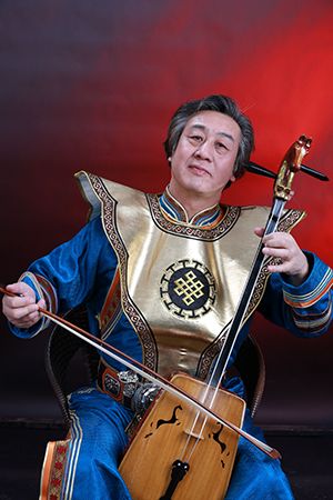 乐队鼓手,出生在音乐世家,七岁开始就学习架子鼓演奏.