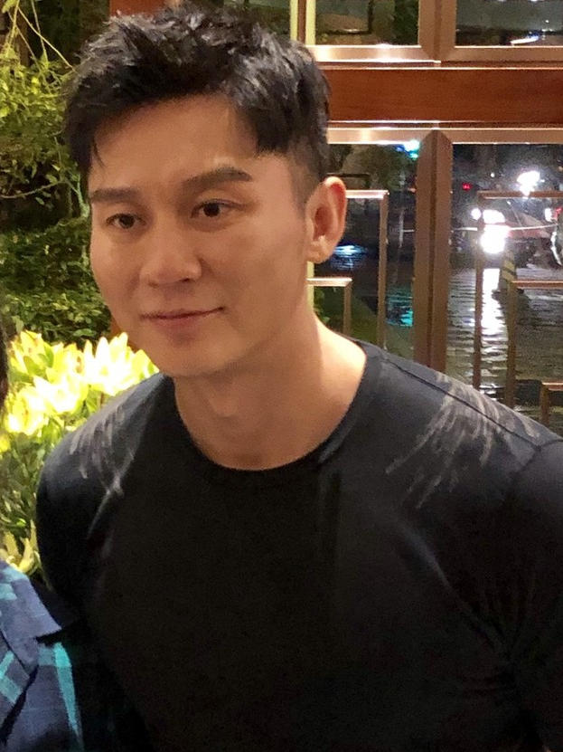 李晨不仅脸部变圆,而且颧骨非常突出,看来长了不少肉.