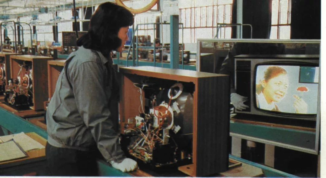 上海电视一厂职工正在生产"金星牌"彩色电视机链接二:我国第一台