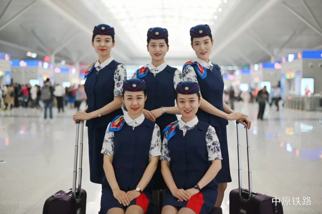 高铁小姐姐换装!一段视频让你领略"青花瓷"之美_制服