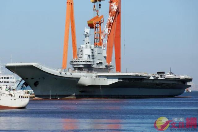 国产航母试挂满旗,甲板立支柱,或在为国庆做筹备