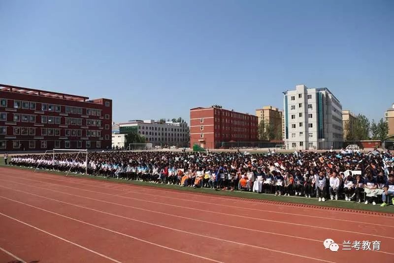 兰考三高师生热情高唱祖国赞歌庆祝新中国成立70周年