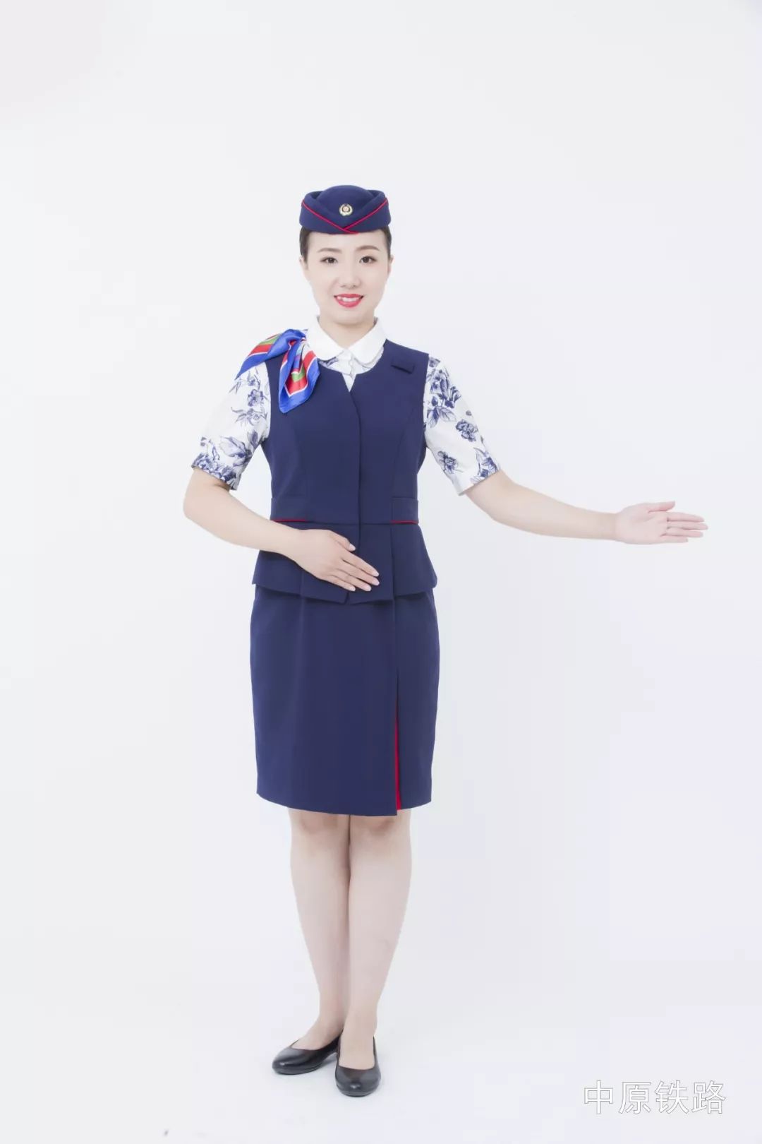 干练气质以稳重的灰色为主调第二套高铁乘务员夏款制服显示出女性温柔