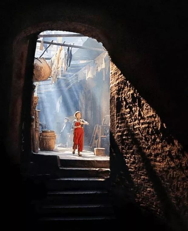 数媒巴士镜头下的那片光影赏析摄影大师何潘作品