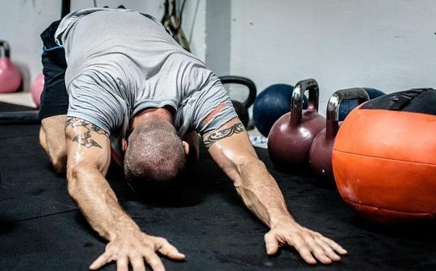 训练结束后我们必须要拉伸自己所训练部位的肌肉, 拉伸不仅可以缓解