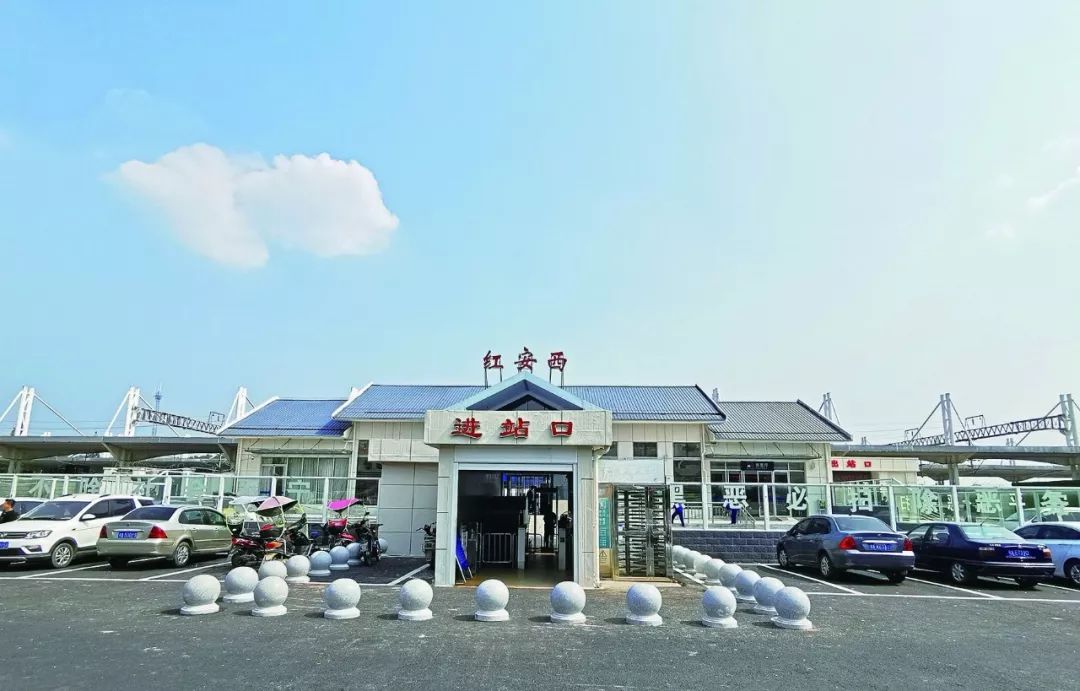 红安西站位于中国第一将军县——湖北省红安县八里湾,车站于2009年4