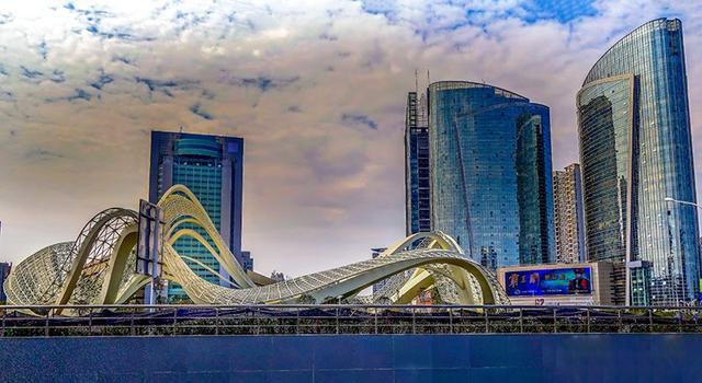 光谷广场"星河"基本完工 市民"一睹为快"拿起手机疯狂拍照_武汉