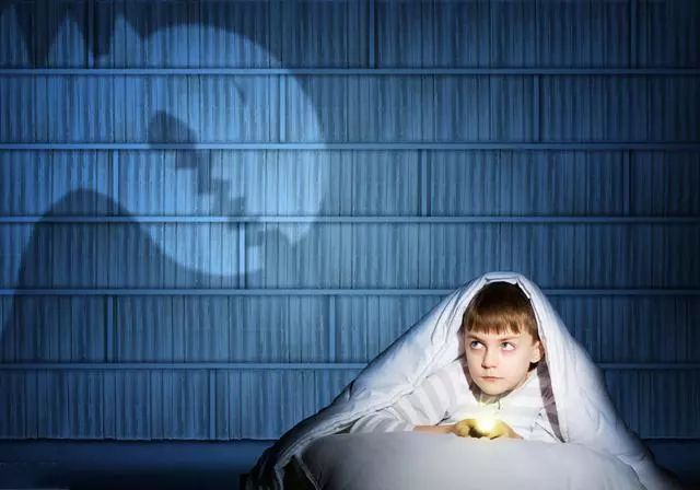 孩提时代很多人和阿朵一样有怕黑的经历,夜晚一关上灯,内心的恐惧感就