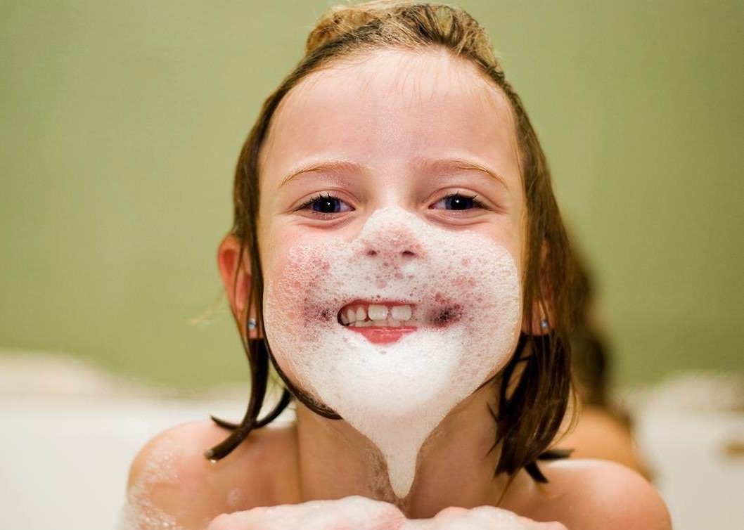 你家小孩害怕洗头可能是因为你做错了这个