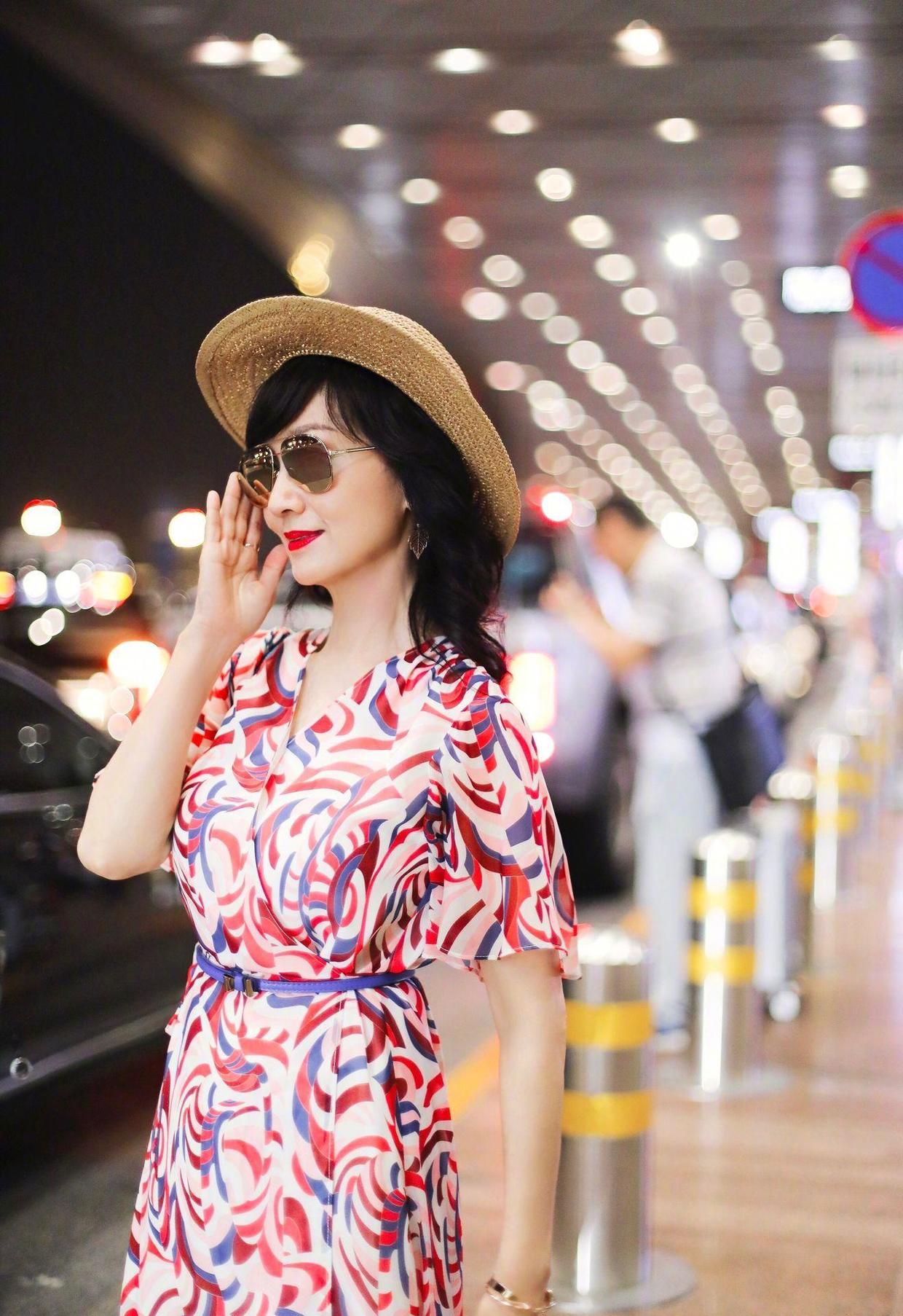 原创64岁赵雅芝果然是不老女神,身穿印花连衣裙走机场,优雅又减龄