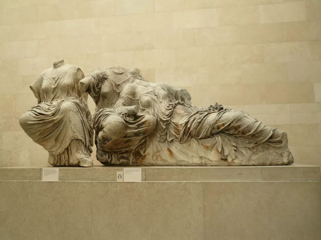 命运三女神雕像出自图片