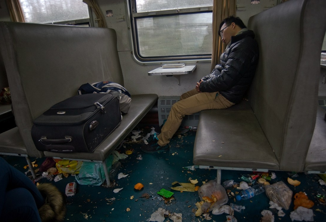 实拍绿皮火车上的真实生活
