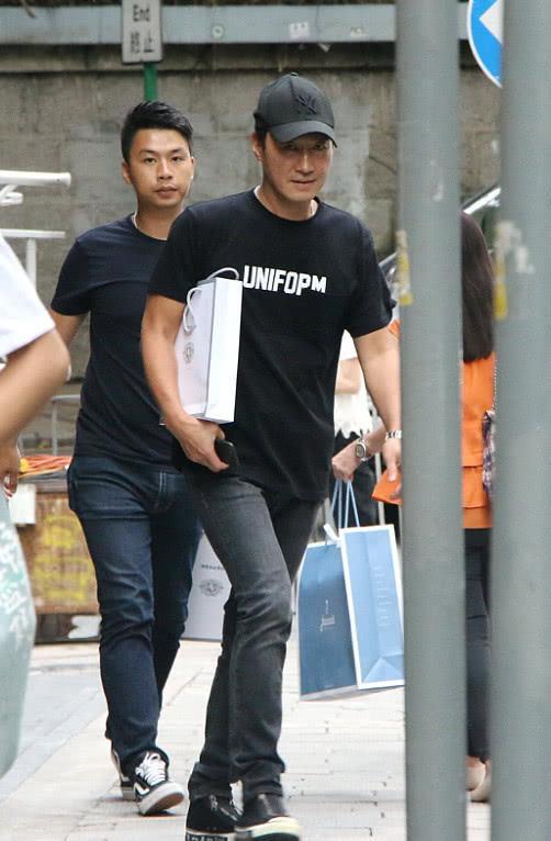 原创黎明现身为女儿买奶粉父爱满屏看得仔细被女粉丝认出调皮一笑