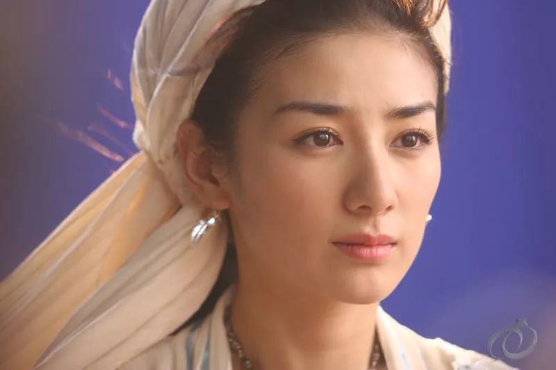 王岳伦导演作品《十全九美》中饰演唐小蝶的黄奕然而成名后,生活在