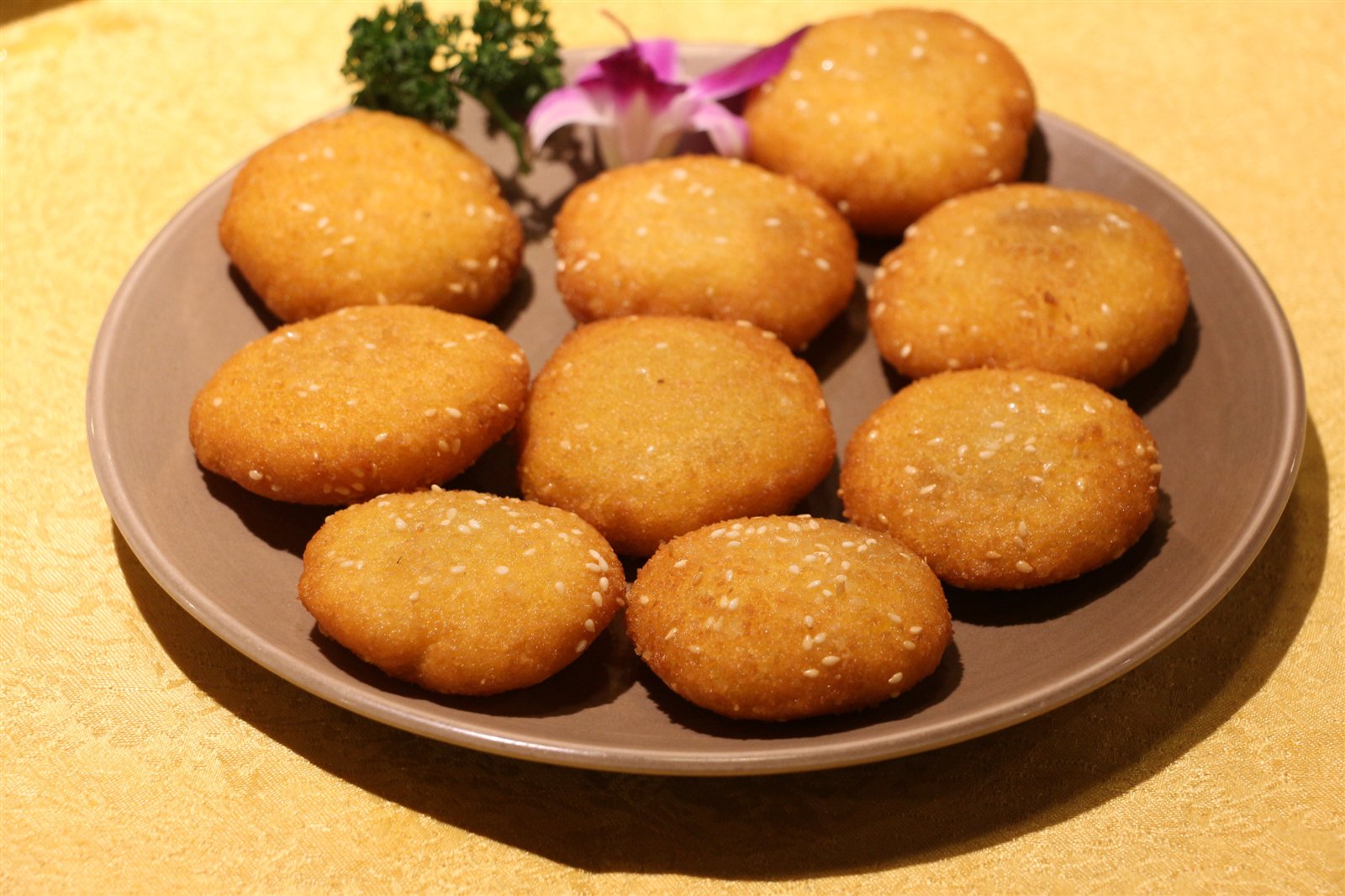 南瓜饼裹上面包糠下锅炸至金老人小孩都爱吃隔壁小孩都馋哭了