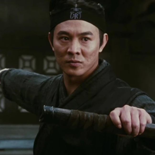 李连杰,在《英雄》里面,饰演的无名,为了报仇,以至于找了很多江湖名人