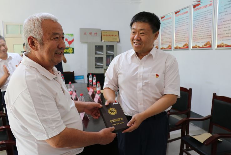 9月24日上午,县委常委,统战部部长孟庆华为张坊镇尹坊村白景玉同志