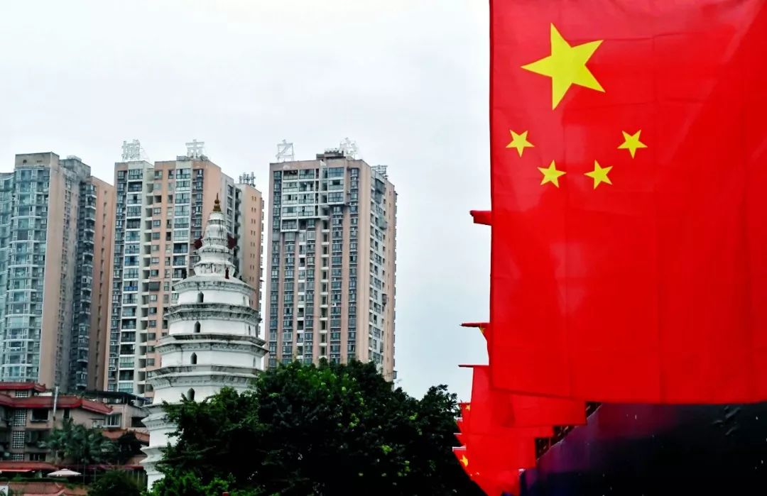 五星红旗迎风飘扬,泸州街头尽显"中国红"_国旗