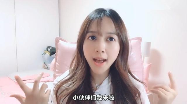 原创妆容夸张的主播老撕鸡男扮女装变身初恋女友板娘小薇变大妈