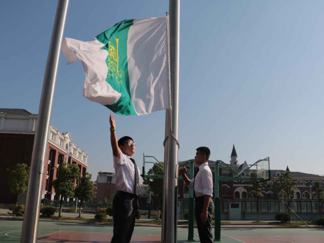 守护美丽枫叶争做校园卫士记义乌枫叶国际学校初小学第四周升旗仪式