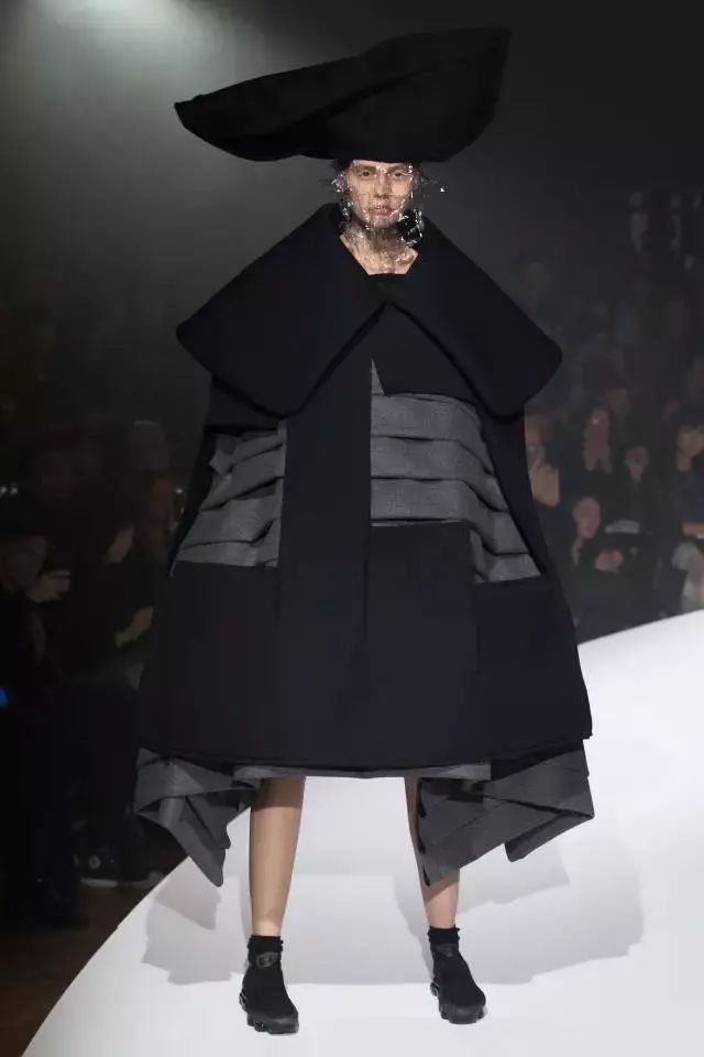 主义的风格,fairy今天要讲的cos品牌19秋冬系列也是大走解构主义风格