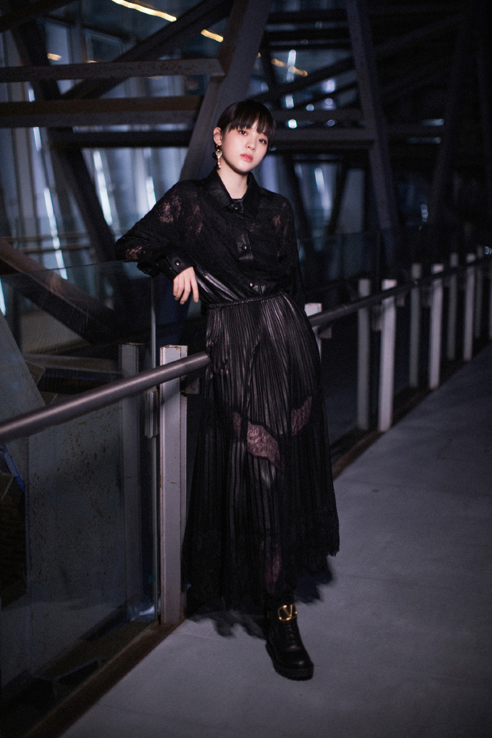 欧阳娜娜帅气出场斑马条纹皮衣配闪亮发卡酷似一匹小黑马