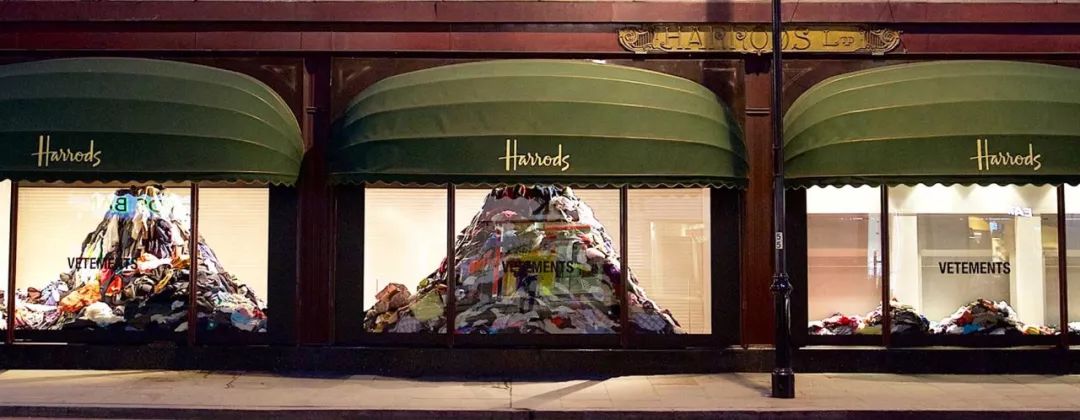 2018 年 vetements 在各名店,百货的橱窗中展示了由衣服堆成的山丘,就