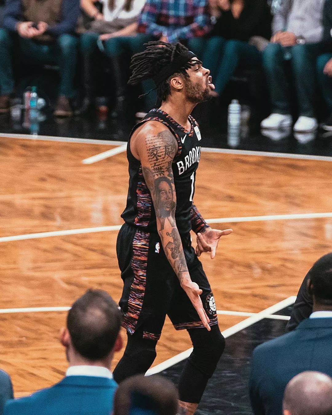 他的标志"dloading"和庆祝进球的标志性动作"ice in my veins"很令人