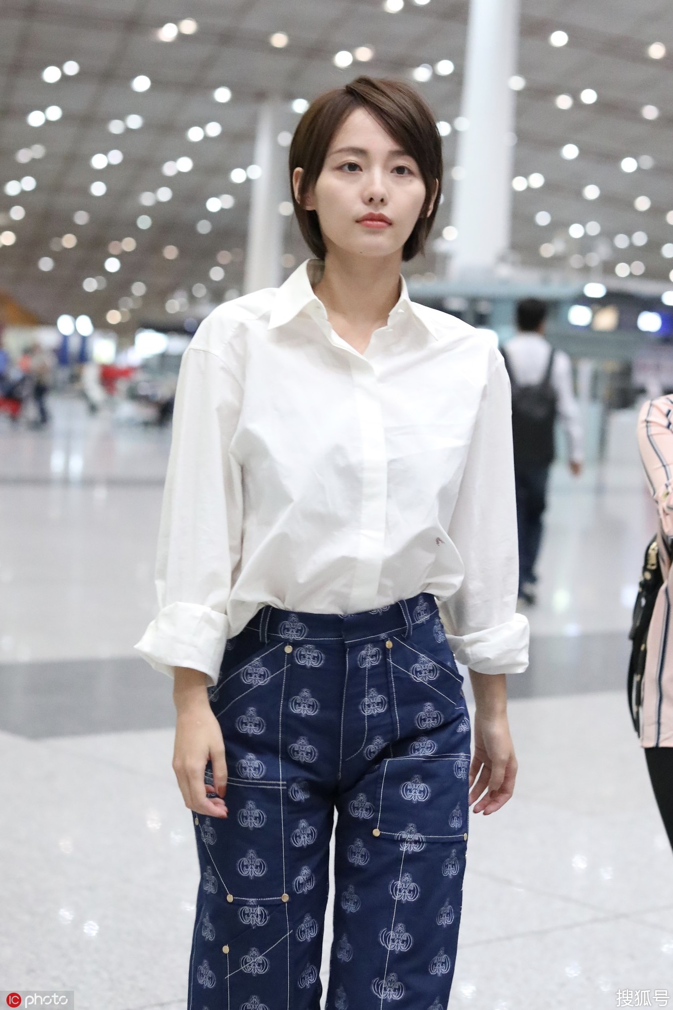 张嘉倪剪成波波头少女感翻倍 穿上白衬衫美回20岁