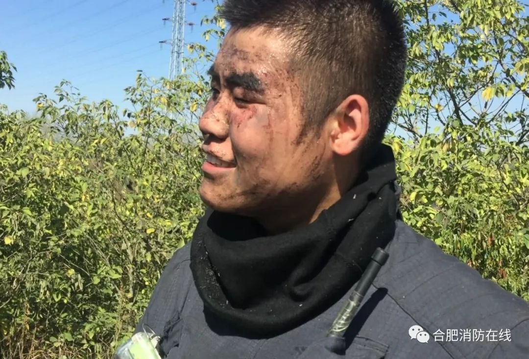 连续奋战三个小时,明火全部被扑灭,熏得黑乎乎的消防员楚新愿和蔡权