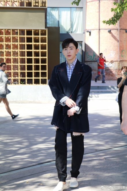 邓伦《上新了故宫》录制路透照分享 秋日酷黑穿搭帅气有型