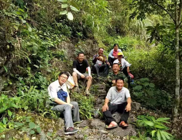 环江:九旬老汉坐着"花轿"进新房_谭运日