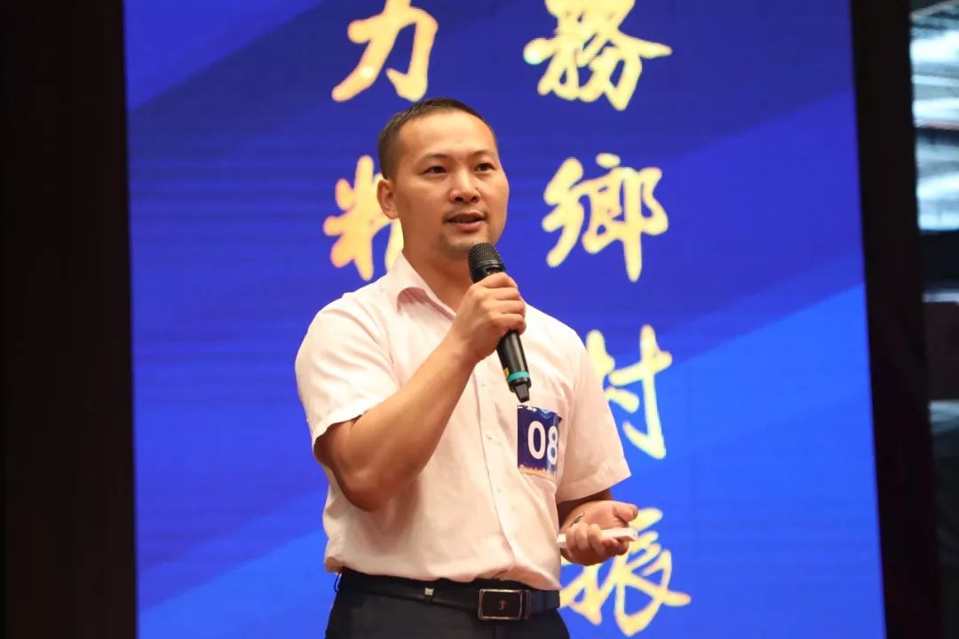 8号选手:谌华演讲主题:"背上梦想同行"代表公司:武陵区--湖南瑞战商贸