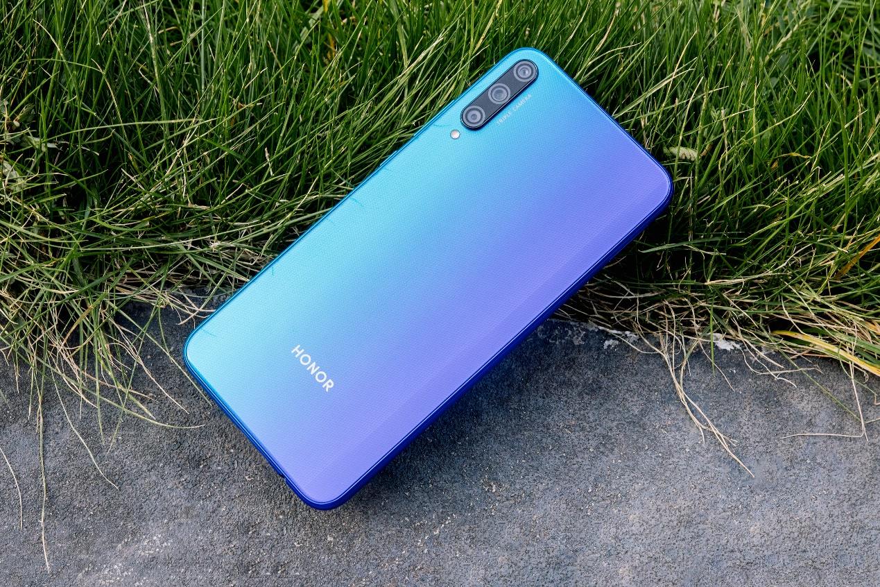 潮味十足的荣耀play3,让年轻人又多了一个必买选项