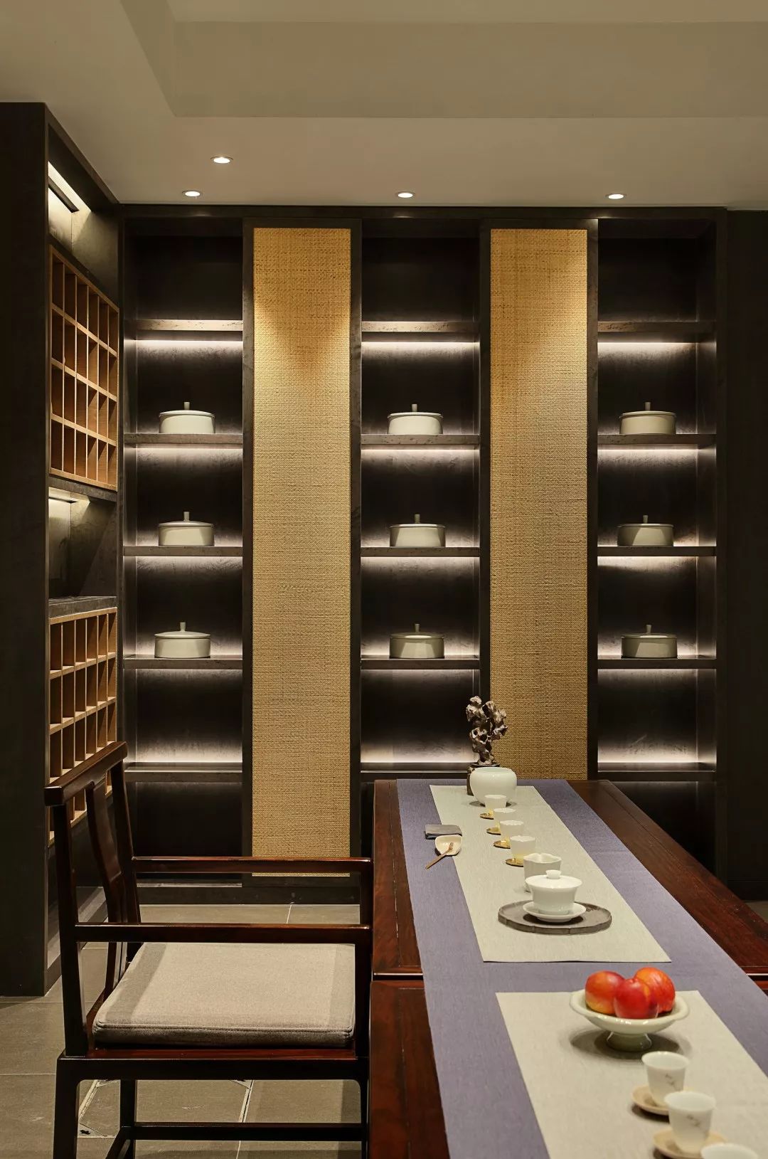 酒柜等将材质与元素融于400平的空间里移步换景来到这里而此次的