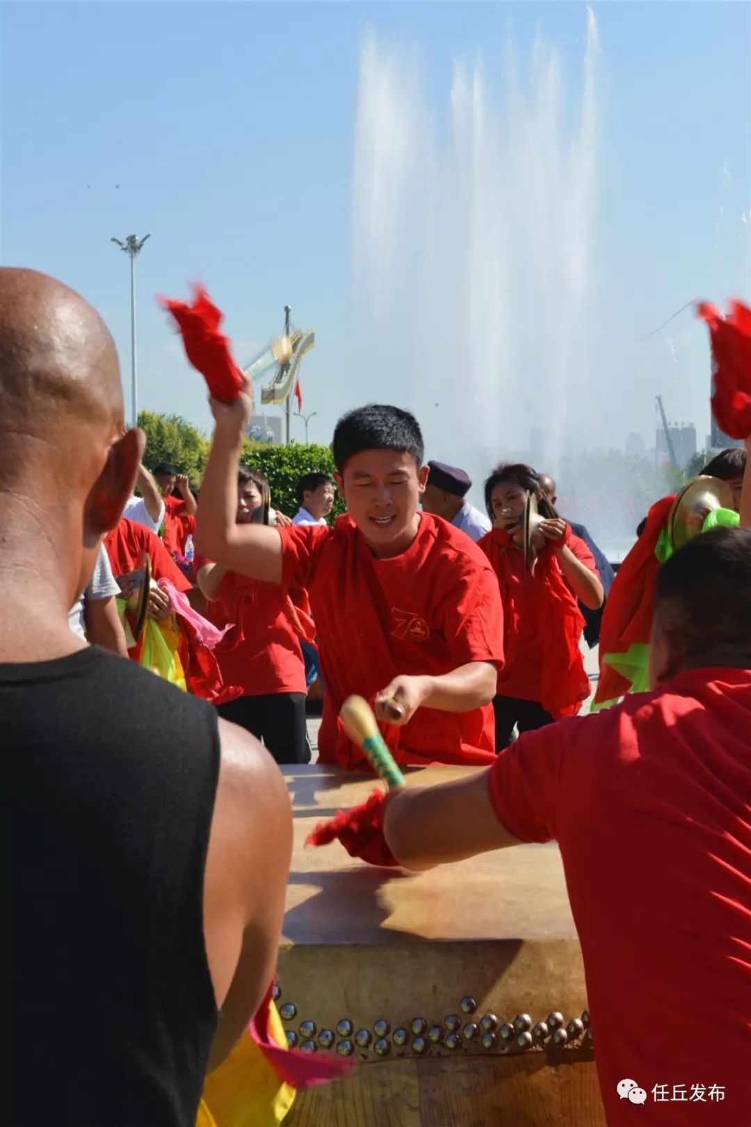 任丘3000干部群众齐声唱响爱国歌54面大鼓千人擂动庆祖国70华诞