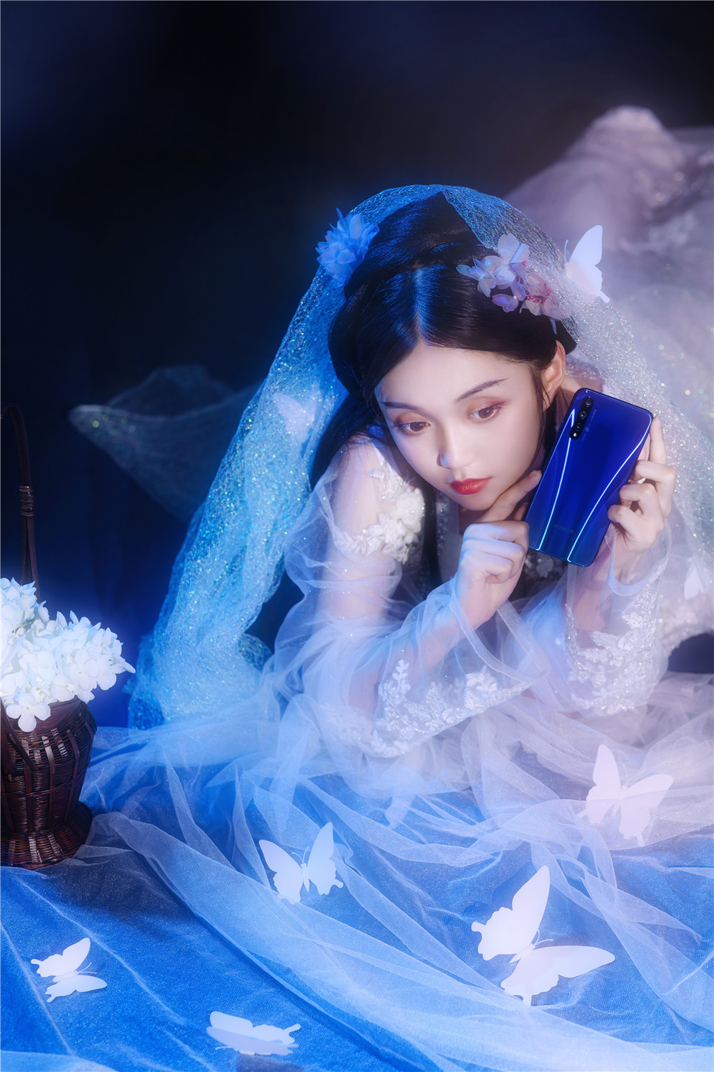 荣耀20s蝶羽蓝图赏蝴蝶仙子和手机结合好养眼