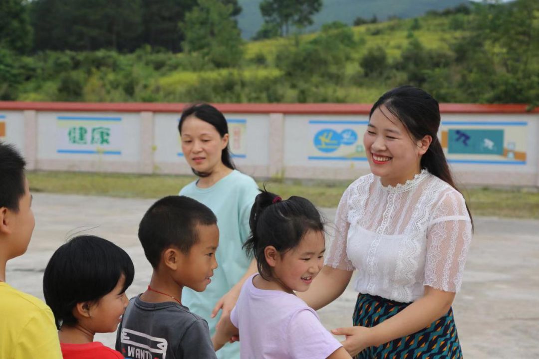 刚来的前两天,宋娟,邹艳,莫喜玲三位老师一大早天还没亮就被操场里