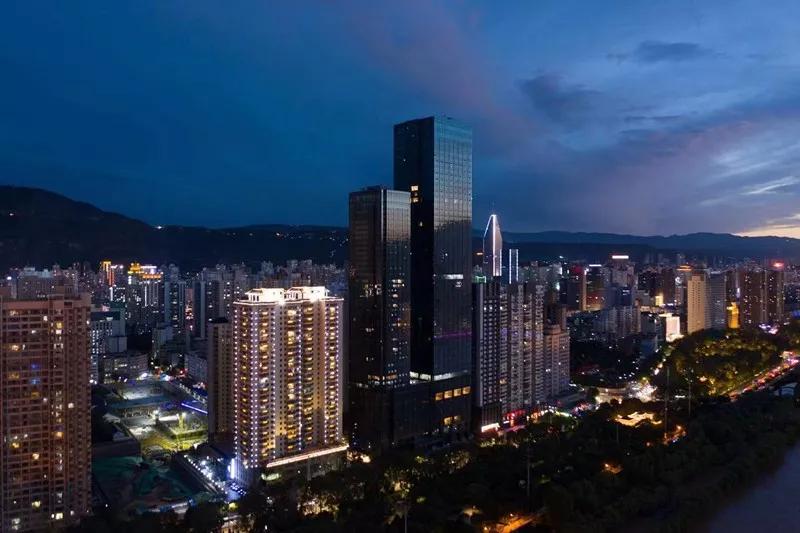 据说这是兰州首家超五星级酒店太震撼了