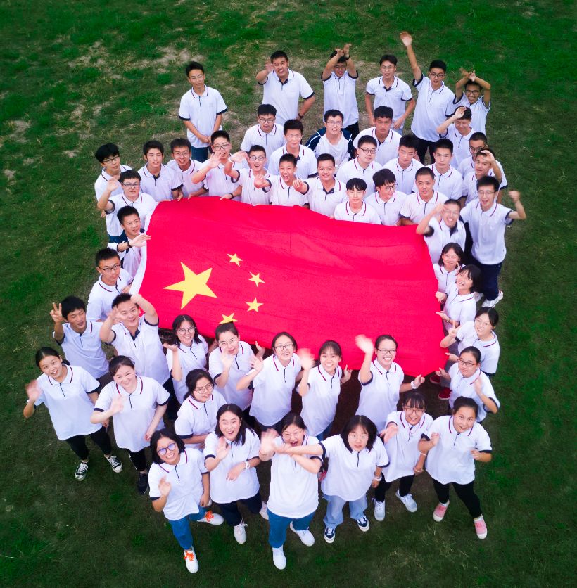 龙山高级中学《我与国旗合个影》微视频向新中国成立70周年献礼!