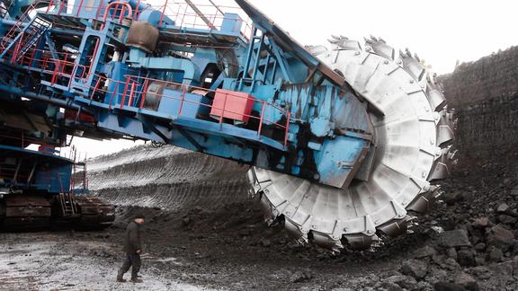 采矿巨型挖掘机自带履带传输系统挖掘的煤通过传送带直接运走