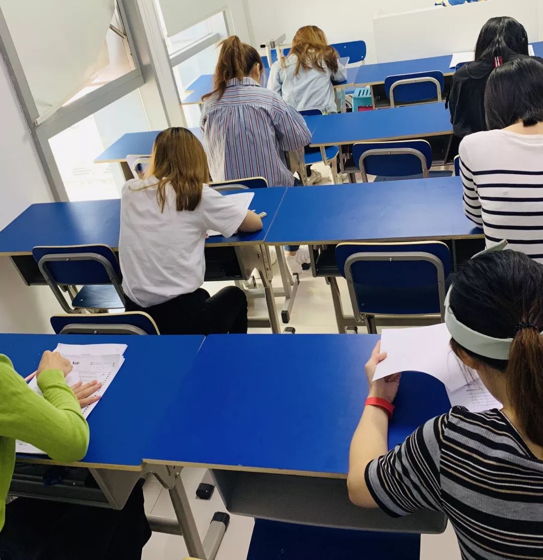 雅思口试现场专业的口语老师一对一进行口语测试考官严格按照评分标准