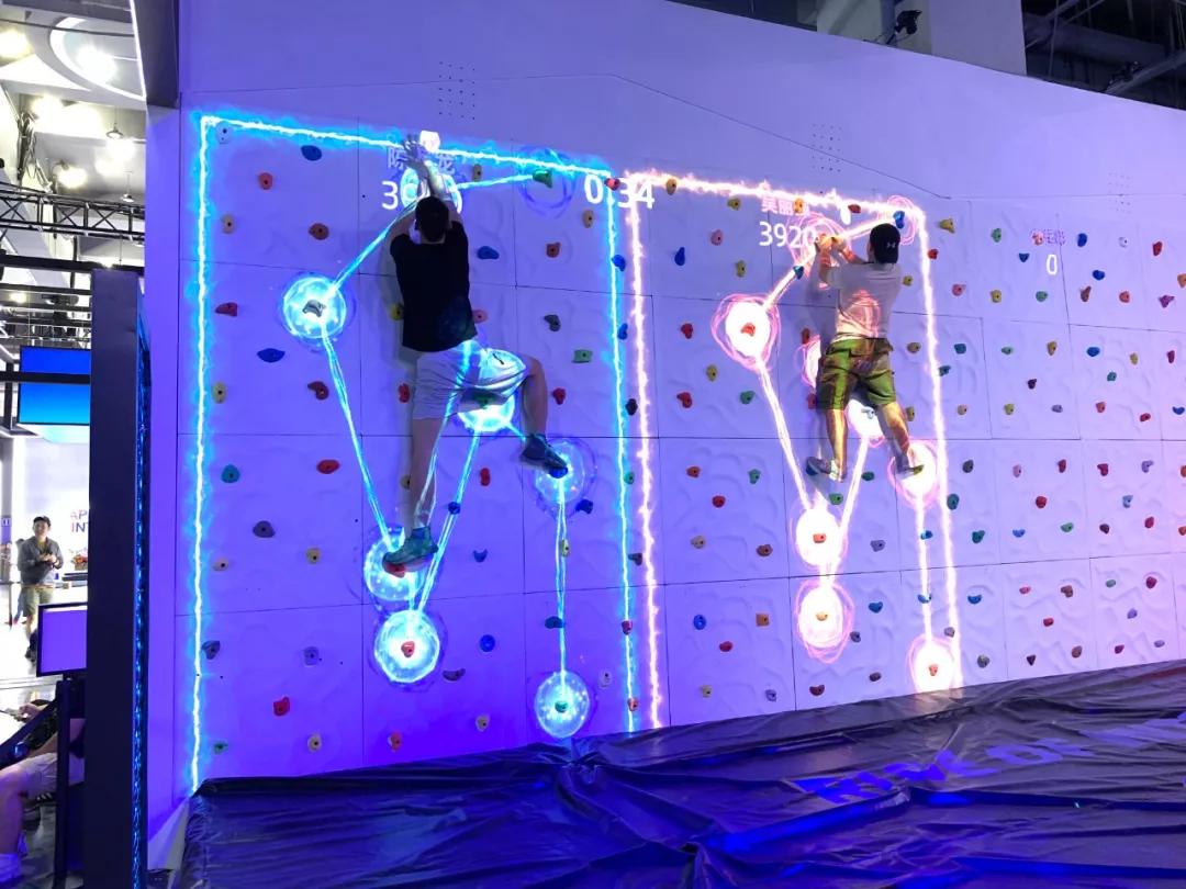 攀岩则是1v1对战,同样限时1分钟,根据现场全息投影给出的线路攀登3