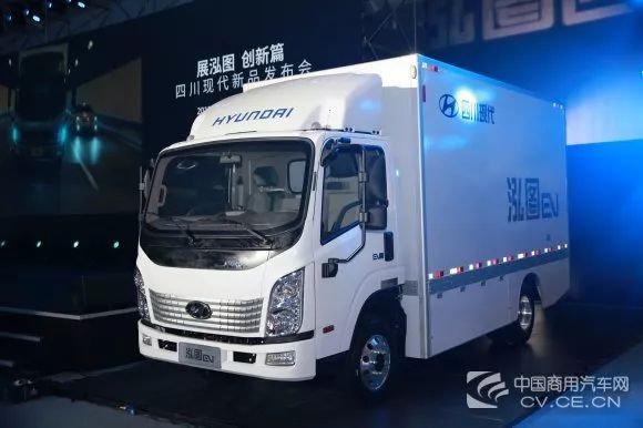 发布会上,四川现代"泓图"轻卡系列产品亮相,该系列
