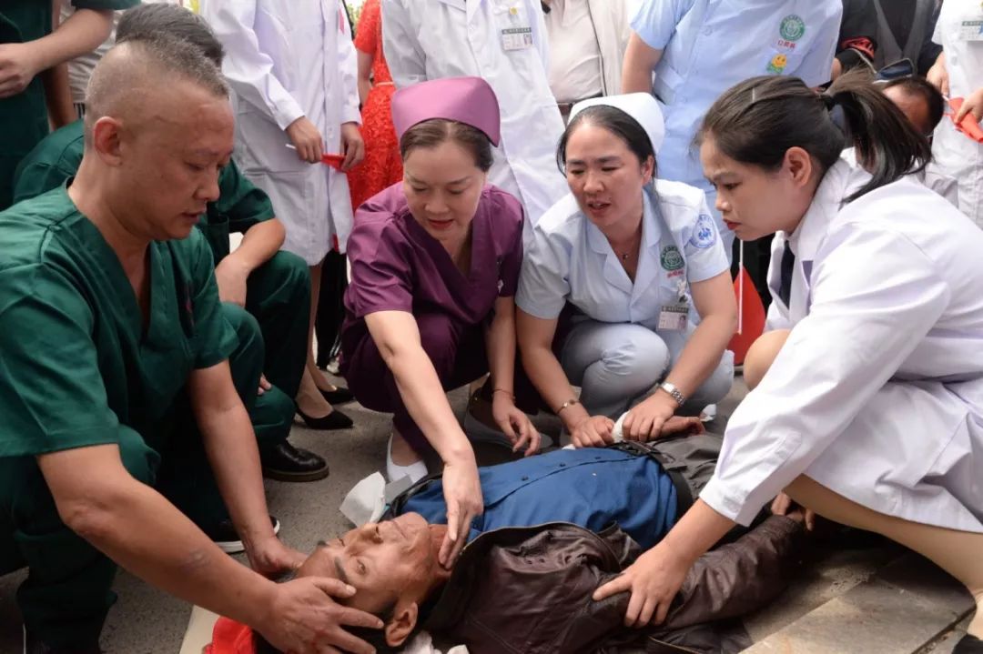 将被老人抬上救护车后,参与急救的医生直到协助救护人员市人民医院