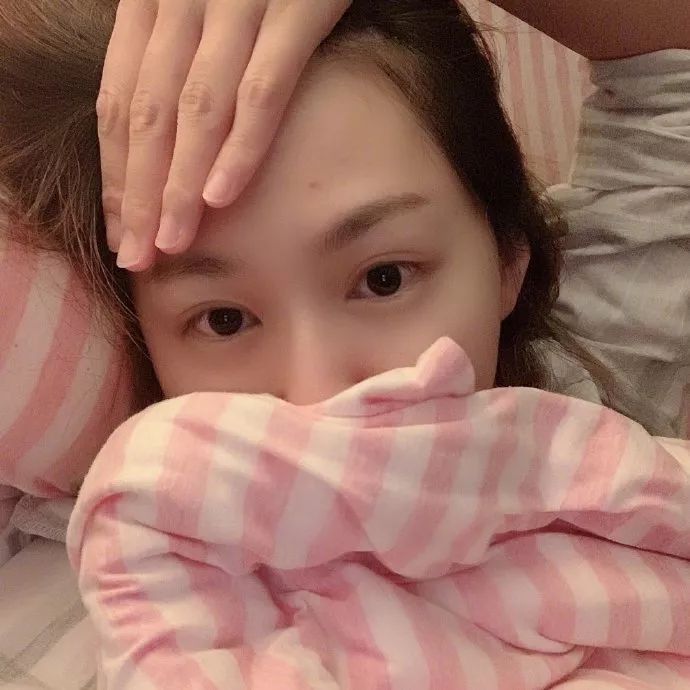 神探苍扒瓜小苍发布慵懒风睡衣床照粉丝你睡衣穿反了