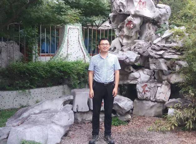 用爱育人胡凌,男,中学一级教师,扬州市中青年教学骨干,现任蒋王中学