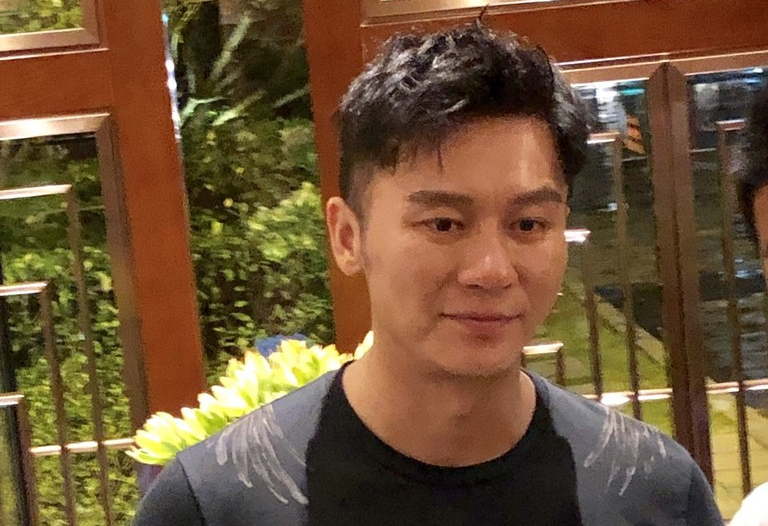 原创李晨近照胖回来了没有眉毛的他浓眉画得颇为喜感